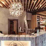 Alexxanders & Boardinghouse, Restaurant Szálloda 3*