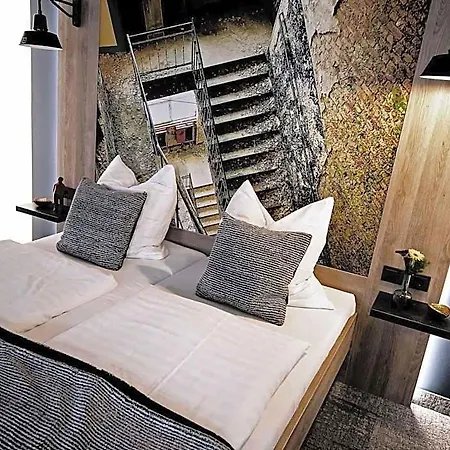 Alexxanders & Boardinghouse, Restaurant מלון 3*