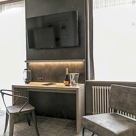 Alexxanders & Boardinghouse, Restaurant מלון 3*