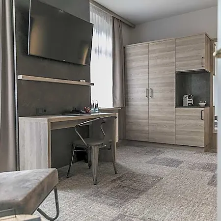 Alexxanders & Boardinghouse, Restaurant מלון 3*