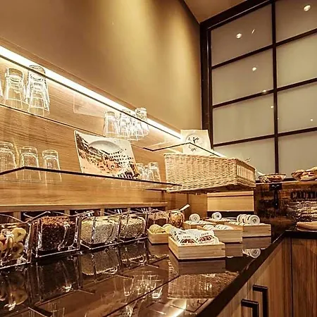 מלון Alexxanders & Boardinghouse, Restaurant 3*