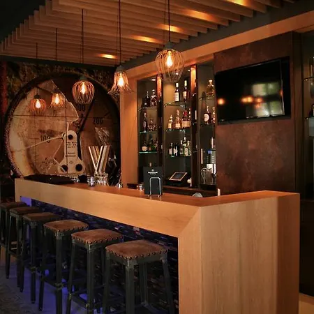 Alexxanders & Boardinghouse, Restaurant מלון 3*